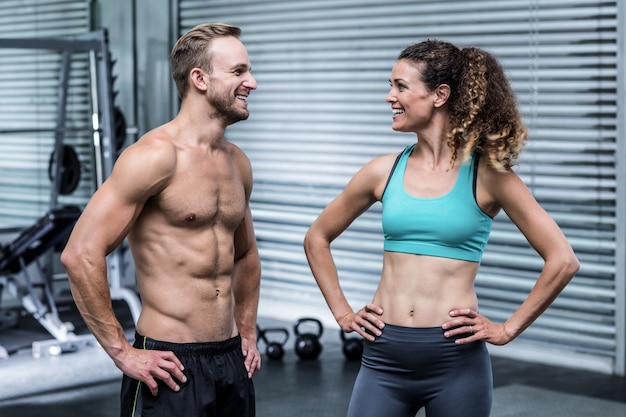 Um casal muscular discutindo juntos