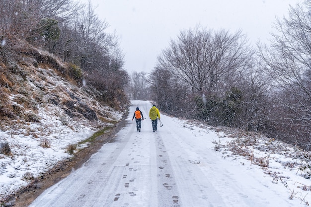 Foto um casal na caminhada do monte aizkorri em gipuzkoa. paisagem com neve e neve no inverno
