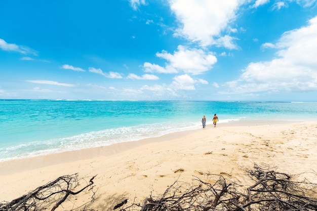 Um casal na praia de Le Morne Brabant, Maurícia, no Oceano Índico.