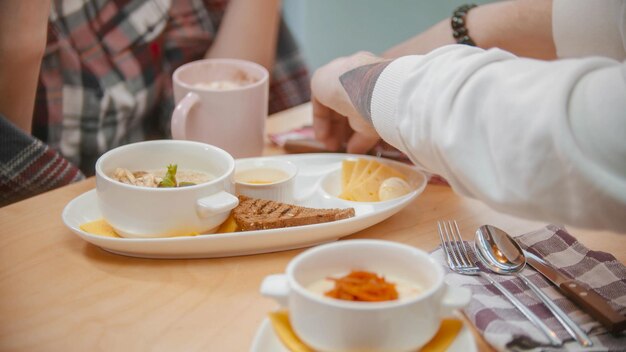 Um casal no café tomando um café da manhã saudável