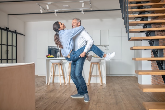 Um casal passando um tempo em casa e parecendo feliz