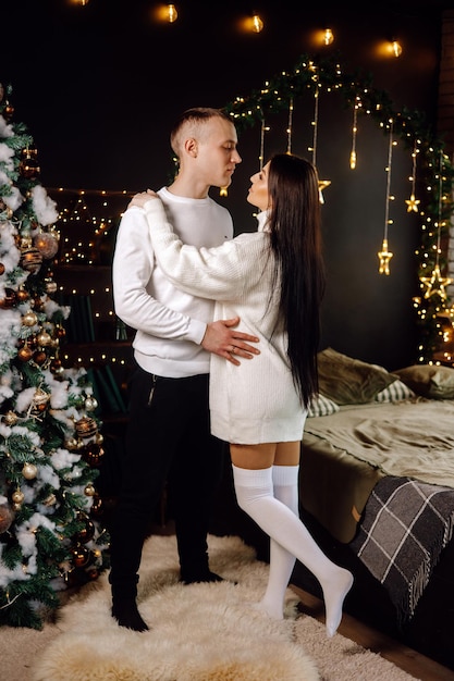 um casal perto da árvore de natal