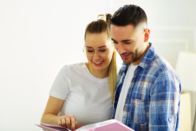 Um casal recém-casado desempacotando caixas e se mudando para uma nova casa Emoção positiva