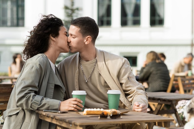 Um casal romântico ao ar livre perto de um café