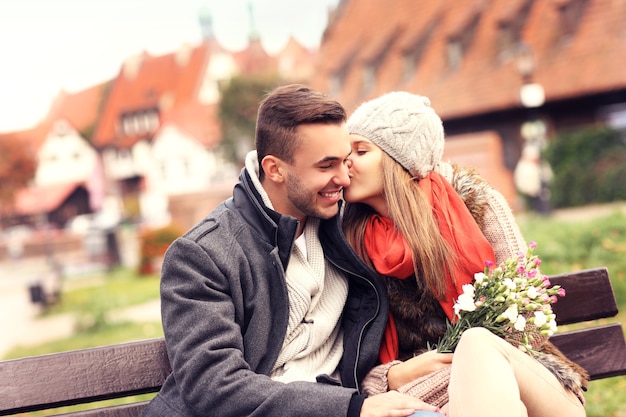 um casal romântico em um encontro em Gdansk