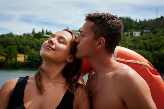 Um casal romântico feliz no lago