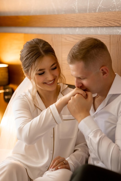 Um casal se abraça em seu quarto de hotel.