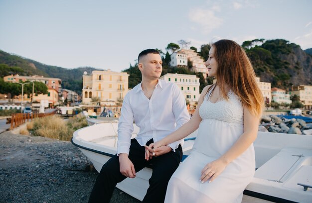 Um casal senta-se em um barco no porto de san gimignano, itália