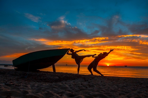 Um casal tocando no Roatan Sunset do West End Honduras