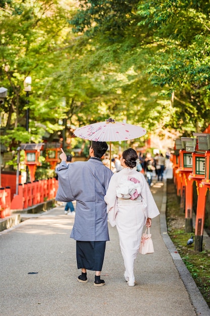 Foto um casal vestindo um kimono japonês, vista de trás de kyoto, japão