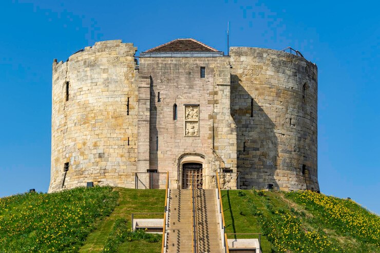 Foto um castelo com um relógio na frente.