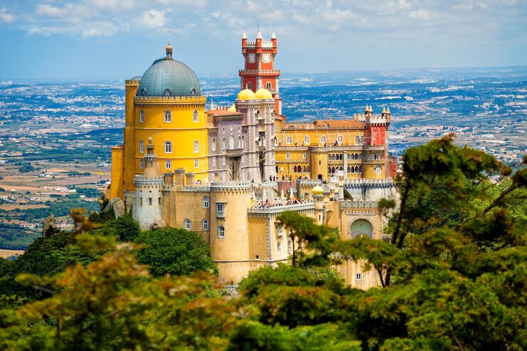Foto um castelo com uma cúpula no topo