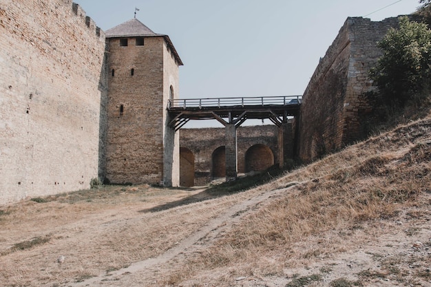 Foto um castelo com uma ponte no meio