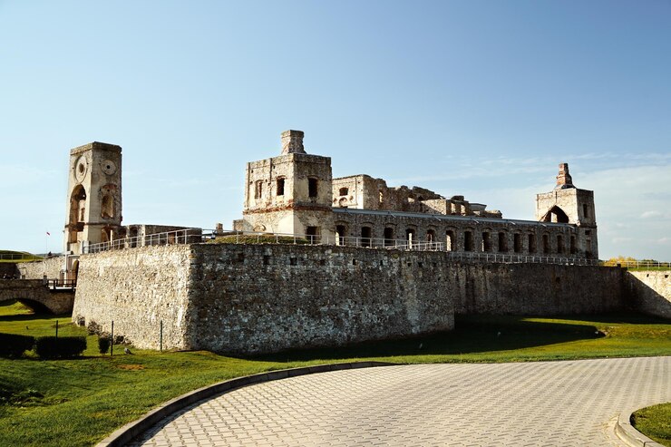 Foto um castelo com uma torre e uma torre de relógio no fundo