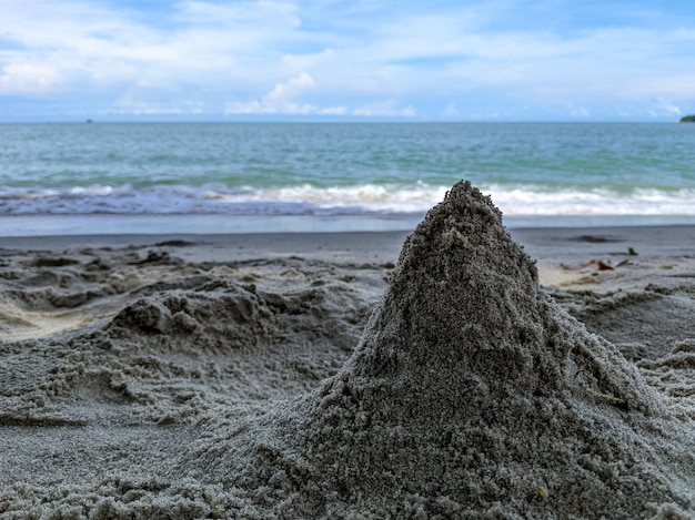 Foto um castelo de areia deixado pelas crianças que brincavam na praia