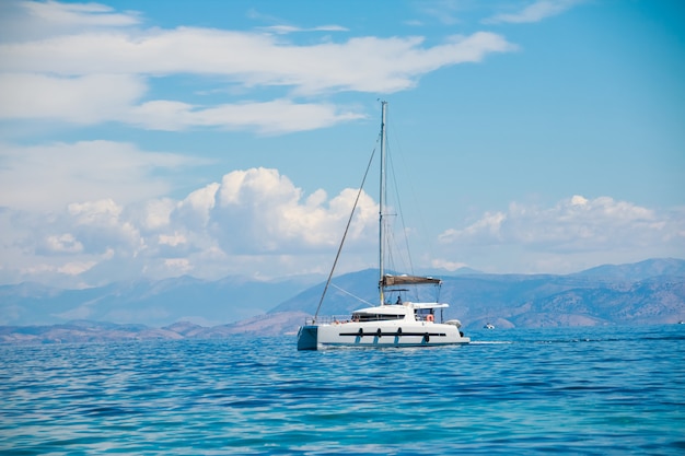 Um catamarã em mar aberto.