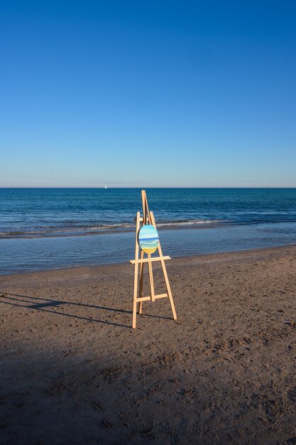 Um cavaleiro com pintura na praia