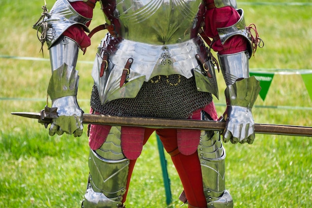 Foto um cavaleiro medieval em armadura segurando uma arma