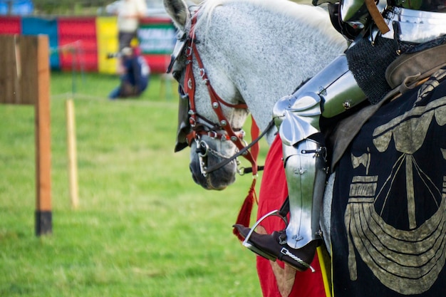 Um cavaleiro medieval sentado em um cavalo vestindo armadura brilhante