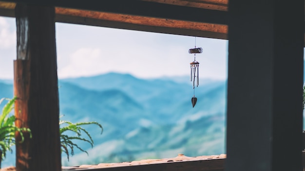 Um celular pendurado no terraço com um lindo fundo desfocado da montanha