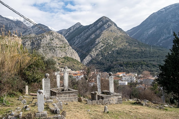 Um cemitério com montanhas ao fundo