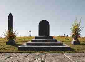 Foto um cemitério com um túmulo com uma cruz nele