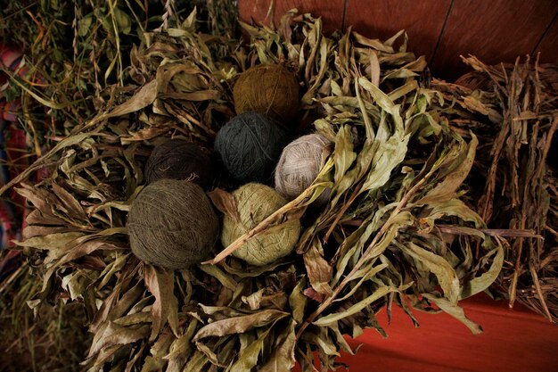 Foto um cesto com bolas de fios de tecido de alpaca tingidos naturalmente chinchero peru