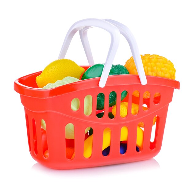 Foto um cesto de compras de brinquedos isolado em um fundo branco cesto de supermercado de plástico com close-up de frutas o conceito de compras layout para um supermercado