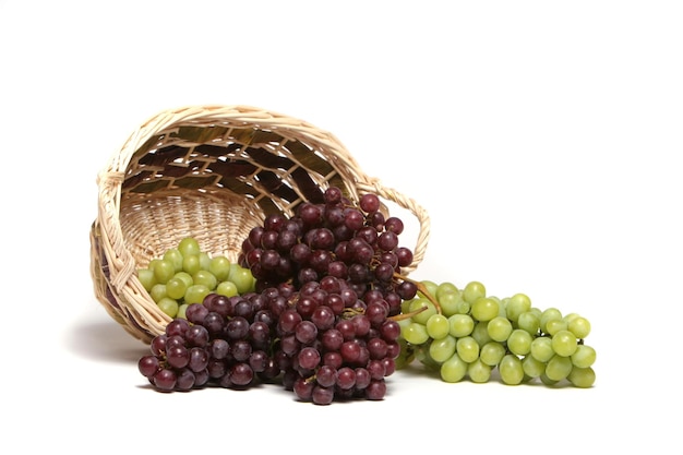 Foto um cesto de uvas e um cesso de uvas com um cesto de uvas