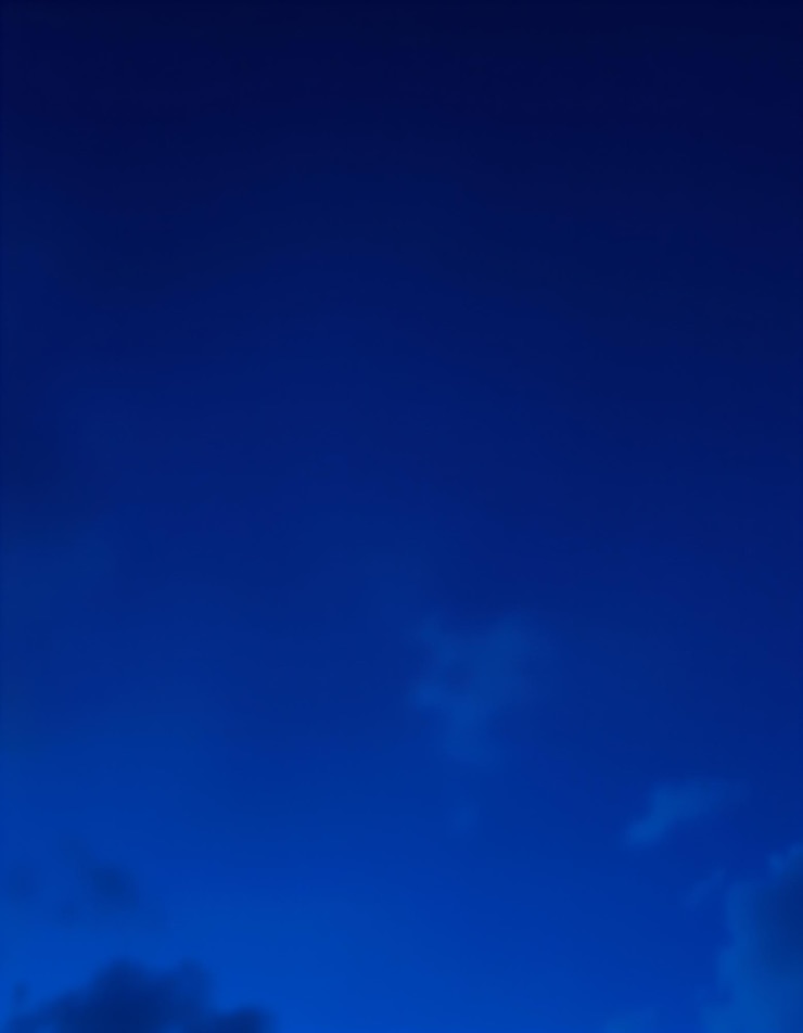 Foto um céu azul com algumas nuvens nele