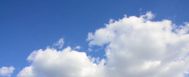 Um céu azul com muitas nuvens brancas de tamanhos diferentes