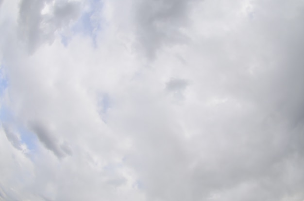 Foto um céu azul com muitas nuvens brancas de tamanhos diferentes