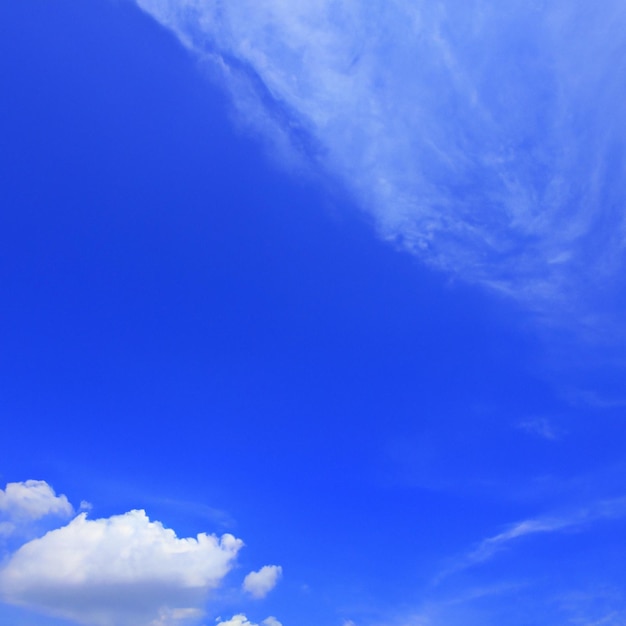 Um céu azul com nuvens ao fundo.