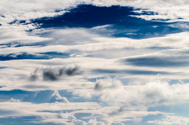 Um céu azul com nuvens brancas e uma nuvem branca