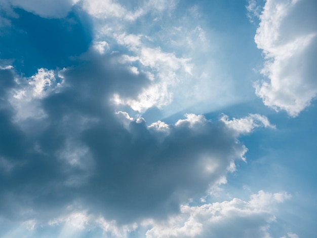 Um céu azul com nuvens e o sol brilhando