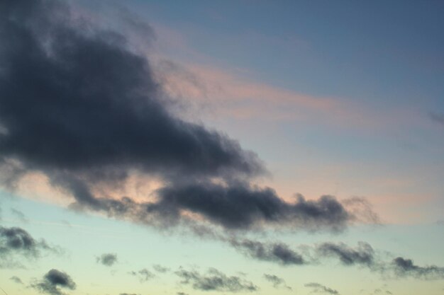 Um céu azul com nuvens e um céu rosa e azul