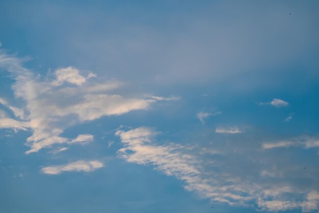 Um céu azul com nuvens e um pássaro voando no céu.