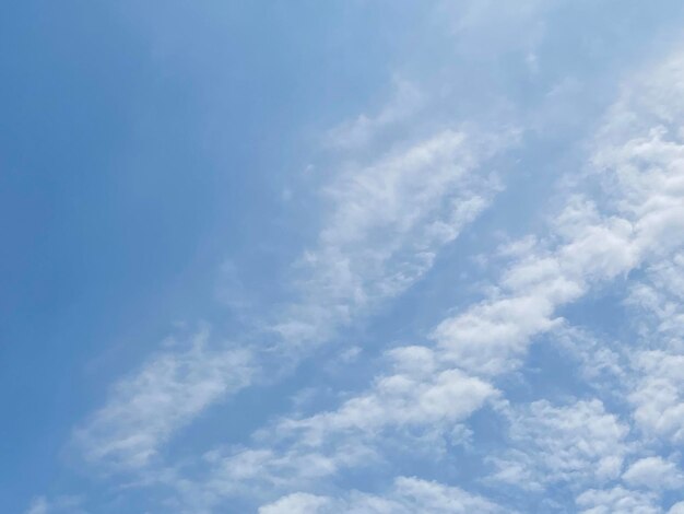 Um céu azul com nuvens e uma nuvem branca