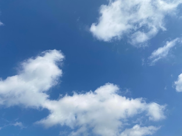 Um céu azul com nuvens e uma nuvem branca