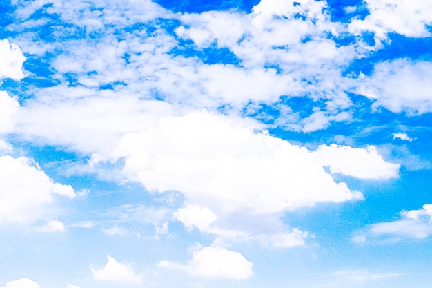 Um céu azul com nuvens e uma nuvem branca