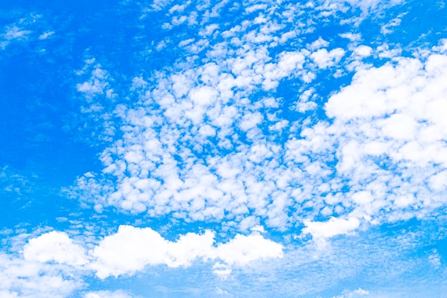 Um céu azul com nuvens e uma nuvem branca