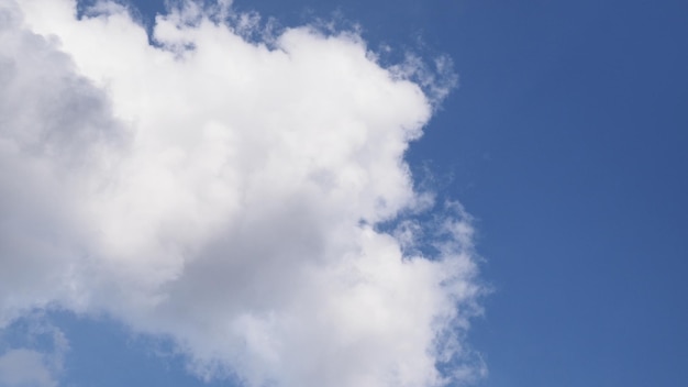 Um céu azul com nuvens e uma nuvem branca