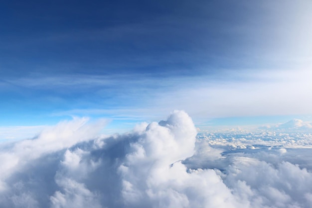 Um céu azul com nuvens e uma nuvem