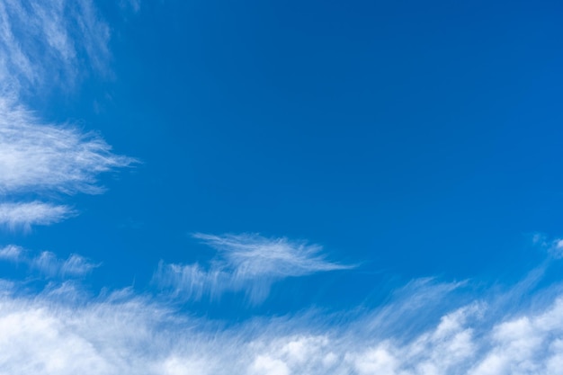 Um céu azul com nuvens nele