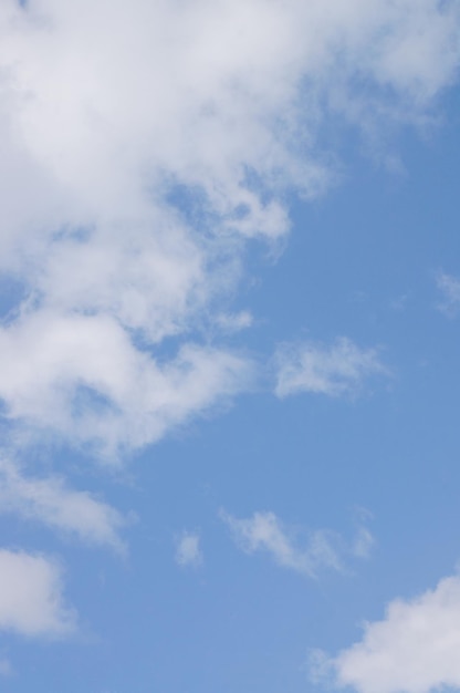 Um céu azul com nuvens