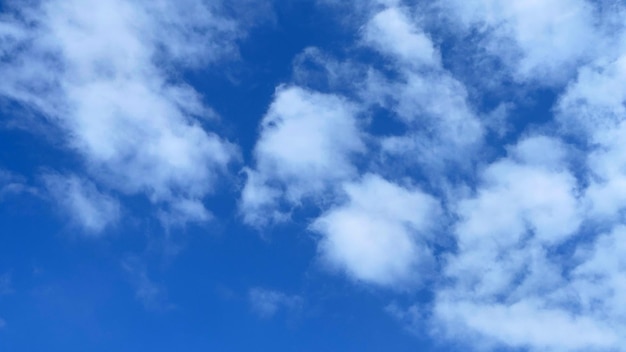 Um céu azul com nuvens