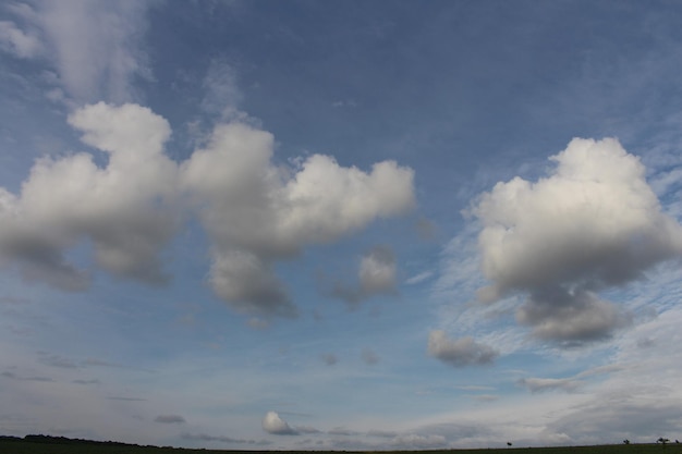 Um céu azul com nuvens