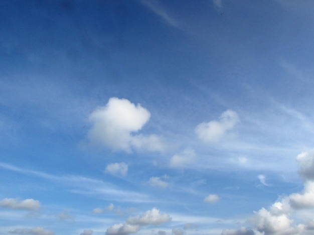 Um céu azul com nuvens