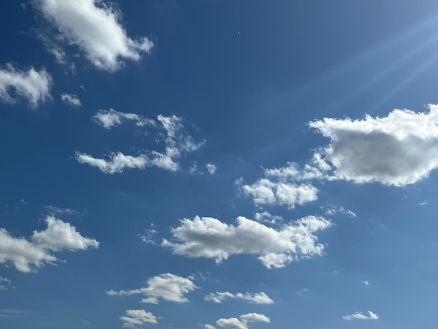 Um céu azul com nuvens