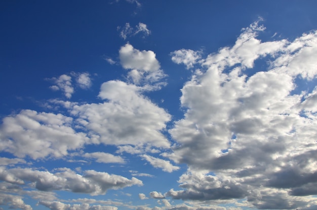 Um céu azul nublado com muitas pequenas nuvens bloqueando o sol